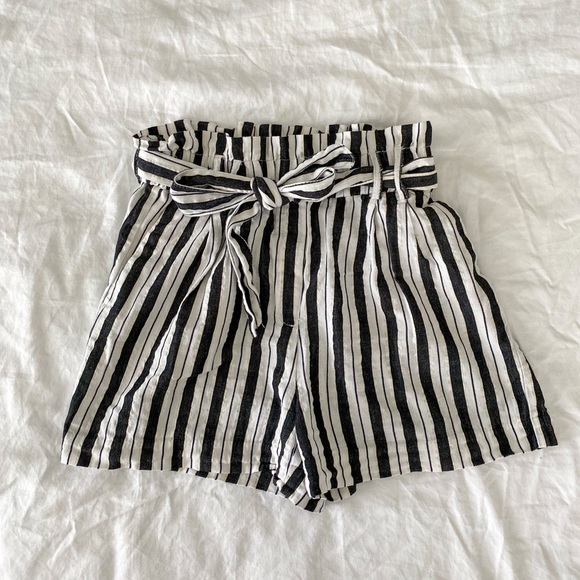 2/$40💜 CLOSET CLEAN OUT: Dynamite linen striped shorts with belt - Picture 1 of 9